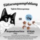 Illustration einer schwarz-weißen Katze mit Fütterungshinweisen: "Tägliche Menge = bis zu 13g für eine 4kg erwachsene Katze, etwa 65 Stück."