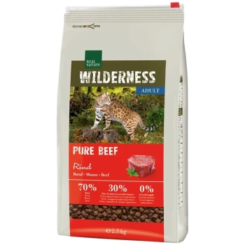 Eine Tüte Real Nature Wilderness Adult Katzenfutter mit einem wilden Tier auf dem Etikett, das 70% Rindfleisch und keine Körner hervorhebt.