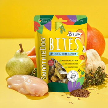 SmoothieDog BITES gefriergetrocknete Huhn-Leckerli-Tüte mit rohem Huhn, Birne, Kürbis, Kräutern und Samen auf gelbem Hintergrund