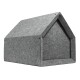 Graues Filzhaustierhaus mit einem dreieckigen Dach und offener Vorderseite, entworfen für kleine Tiere.