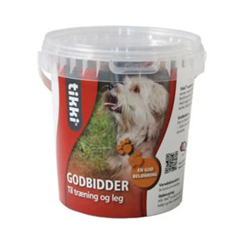 Ein klarer Kunststoffbehälter mit Hundeleckerlis, beschriftet mit "tikki" und dem Text "Godbidder til træning og leg" sowie einem Bild eines glücklichen Hundes.