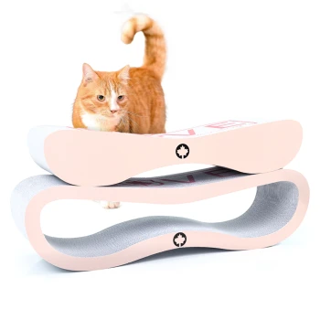 Kratzbrett Orbit + Satellite 2.0 Eine orangefarbene getigerte Katze steht auf einem pinken und grauen Kratzbaum mit wellenförmigem Design und zeigt ihr verspieltes Wesen.