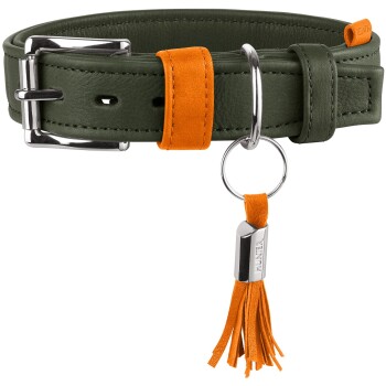 Olivgrünes Lederhalsband mit orangefarbenen Wildlederschlaufen und Quastenanhänger, silberner Schnalle und Ring; Metallanhänger mit Gravur 'HUNTER'.