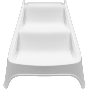 Weiße Haustierrampe mit zwei schrägen Stufen, entworfen für kleine Tiere, um leicht höhere Oberflächen zu erreichen.