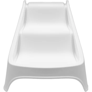 Weiße Haustierrampe mit zwei schrägen Stufen, entworfen für kleine Tiere, um leicht höhere Oberflächen zu erreichen.