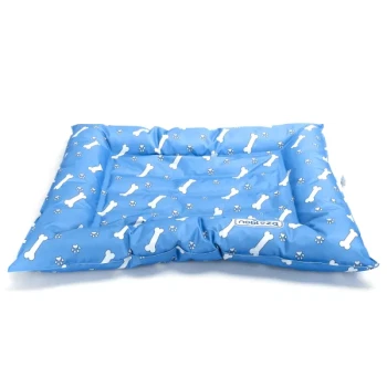 Blaues Hundebett mit einem Muster aus weißen Knochen und Pfotenabdrücken, mit einem Etikett, das "nobuz" liest.