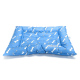 Blaues Hundebett mit einem Muster aus weißen Knochen und Pfotenabdrücken, mit einem Etikett, das "nobuz" liest.