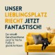 Ein gelbes Sofa mit einem schwarzen Hund, der darauf liegt, und einer roten Katze, die daneben sitzt, zur Förderung des nimo® Geruchsentferners für frische Kissen.