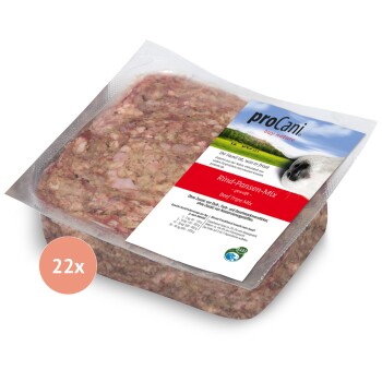 Ein quadratisches weißes Geschirr, gefüllt mit fein gehacktem rohem Fleisch, das eine Mischung aus roten und rosa Farbtönen zeigt, auf einer Holzoberfläche platziert.