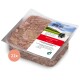 Ein quadratisches weißes Geschirr, gefüllt mit fein gehacktem rohem Fleisch, das eine Mischung aus roten und rosa Farbtönen zeigt, auf einer Holzoberfläche platziert.