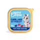 Emballage de nourriture pour chat avec un chat de dessin animé, étiqueté "Cabillaud et Poulet" avec des illustrations de baies, 85g.
