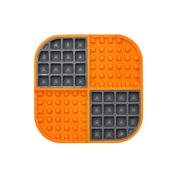 Orange und graue Futtermatte für Haustiere, unterteilt in vier Abschnitte, mit strukturierten Oberflächen für die Futterplatzierung.