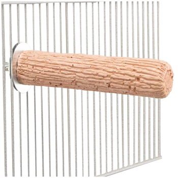 Vogelstange, befestigt an Metallkäfigstäben, strukturierter hellbrauner Holzstab mit Metallhalterung.