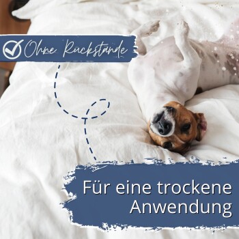 Braun-weißer Hund liegt auf dem Rücken in einem weißen Bett; blaue Aufschriften: 'Ohne Rückstände' und 'Für eine trockene Anwendung'.