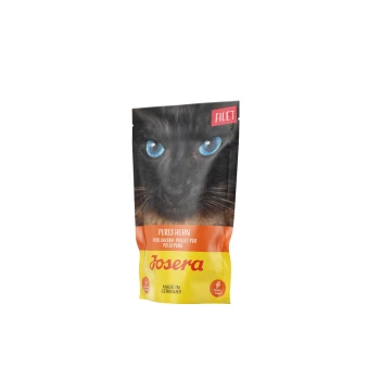 Nahaufnahme des Gesichts einer schwarzen Katze mit blauen Augen auf einer Katzenfutterverpackung, die "FILET", "PURES HUNN" und "Josera", "MADE IN GERMANY" beschriftet.