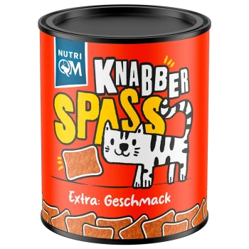 Rote Dose mit Katzensnacks, Aufschrift 'KNABBER SPASS', cartoonartige gestreifte Katze, Kroketten und Text 'Extra: Geschmack', Nutri QM Logo