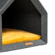 Ein gemütliches Haustierhaus aus grauem Filz mit einem weichen gelben Kissen innen, ausgestattet mit einem kleinen Logo-Tag an der Seite.