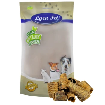 Lyra Pet Hundeleckerlipackung mit dem Text 'Lyra Nature Power' und Bildern eines Hundes und einer Katze, mit gerollten Leckerlis davor.