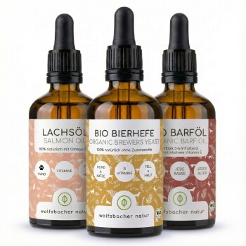 Drei Nahrungsergänzungsmittel-Flaschen für Haustiere: "BIO BARF Organic" Omega 3-6-9, "Lachsöl Salmon Oil" Omega 3 & 6 und "Bierhefe Brewers Yeast" B-Vitamine.