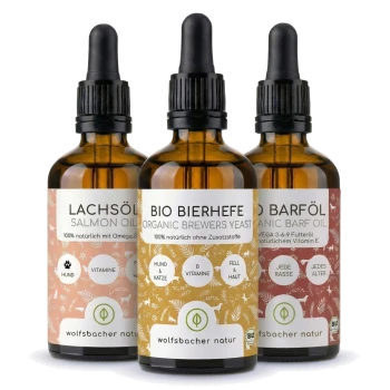 Drei Nahrungsergänzungsmittel-Flaschen für Haustiere: "BIO BARF Organic" Omega 3-6-9, "Lachsöl Salmon Oil" Omega 3 & 6 und "Bierhefe Brewers Yeast" B-Vitamine.