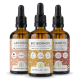 Drei Nahrungsergänzungsmittel-Flaschen für Haustiere: "BIO BARF Organic" Omega 3-6-9, "Lachsöl Salmon Oil" Omega 3 & 6 und "Bierhefe Brewers Yeast" B-Vitamine.