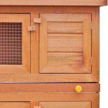 Holzhaustierkäfig mit einem Drahtgitterfenster und zwei Holztüren, mit einem gelben Knopf und natürlicher Holzoberfläche.