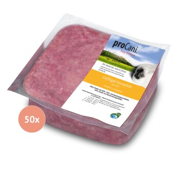 Rohem Hackfleisch in einer weißen quadratischen Schüssel, auf einer Holzoberfläche platziert.