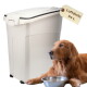 Beiger luftdichter 54‑L-Futterbehälter mit Aufschrift „Luftdicht 54 L“ neben einem liegenden Golden Retriever und einer Metallschale.