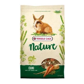 Een zak Versele-Laga Nature Cuni konijnenvoer, met een konijnenillustratie, met tekst die 'Extra Groenten' benadrukt en een gewicht van 2,3 kg.