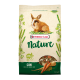Eine Tüte Versele-Laga Nature Cuni Kaninchenfutter, mit einer Kaninchenillustration, mit dem Text, der "Extra Gemüse" hervorhebt und einem Gewicht von 2,3 kg.