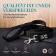Nahaufnahme eines braunen und grauen Hundes mit schwarzem Halsband, der von einer Hand gehalten wird, mit dem Text "HUND IST KÖNIG TRÄGT MAN MIT STOLZ".