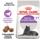 Karma dla kotów Royal Canin Regular Sterilised dla kotów w wieku 7+, z czarnym kotem i kawałkami karmy, z informacjami o zdrowotnych wartościach odżywczych.