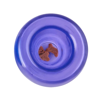 Eine Draufsicht auf ein lila Haustierspielzeug mit spiralförmigem Design, mit kleinen braunen knochenförmigen Leckerlis, die sichtbar sind.