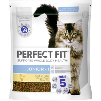 Beutel Junior <1 mit Huhn 6x750 g Beutel mit Perfect Fit Junior Katzenfutter mit einer flauschigen Katze auf der Vorderseite. Text: "Unterstützt die Gesundheit des gesamten Körpers," "Junior <1," "Reich an Huhn."