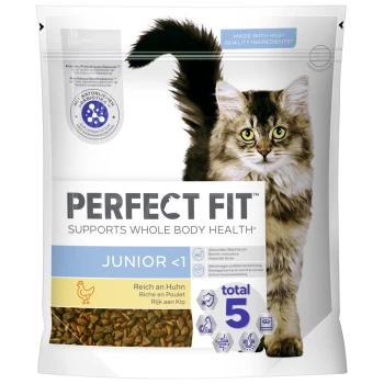 Sac de nourriture pour chat Perfect Fit junior avec un chat duveteux sur le devant. Texte : "Soutient la santé globale," "Junior <1," "Riche en poulet."