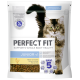 Zak Perfect Fit junior kattenvoer met een pluizige kat op de voorkant. Tekst: "Ondersteunt de gezondheid van het hele lichaam," "Junior <1," "Rijk aan kip."