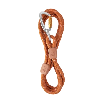 Orangefarbene Hundeleine mit einem silbernen Karabiner und zwei Gummigriffen, mit dem Logo "Woofly Toy."