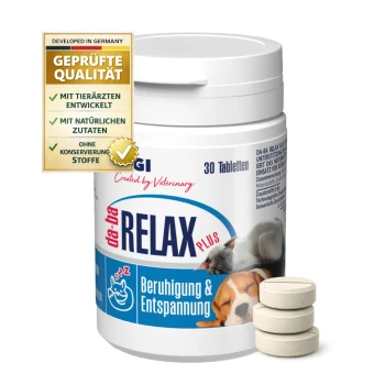 Ein weißer "da-ba RELAX Plus" Behälter mit 30 Tabletten, mit einem schlafenden Hund und einer Katze, umgeben von rosa Blumen und grünen Blättern.