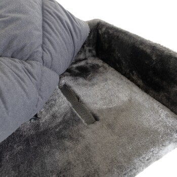 Ein gemütliches, graues Haustierbett mit plüschiger Polsterung und einem weichen, pelzigen Inneren, ideal für kleine Hunde oder Katzen.