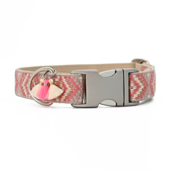 Ein stilvolles Haustier-Halsband mit einem pink- und cremefarbenen gewebten Design, mit einer silbernen Schnalle und dekorativen Quasten.