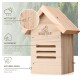 Holz-Vogelhaus mit einem schrägen Dach, beschriftet mit "WILDTIER LIEBE," das Wetterbeständigkeit und umweltfreundliches Design zeigt.