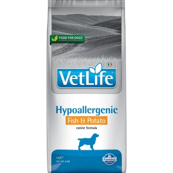 VetLife hypoallergenes Fisch- und Kartoffel-Hundefutter, 2 kg Beutel, mit einem blauen Logo und einem grünen Etikett mit der Aufschrift "Futter für Hunde."