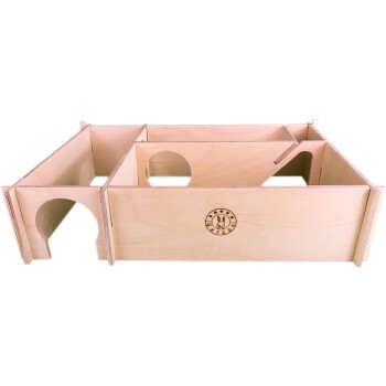 Holzkaninchenlabyrinth mit mehreren Tunneln und Öffnungen, mit dem eingravierten Logo "Getzo" an der Seite.