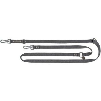 Graues verstellbares Hundeleine mit Metallclips und einem runden Anhänger, flach auf einem weißen Hintergrund ausgelegt.