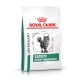 Royal Canin Veterinärdiätbeutel für Katzen, beschriftet mit "Sättigung Gewichtsmanagement", mit einem schwarz-weißen Bild einer Katze.