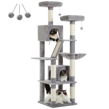 Ein grauer Katzenbaum mit mehreren Ebenen, mit zwei Katzen, die in Nischen und auf Plattformen entspannen, und drei hängenden Pompons darüber.