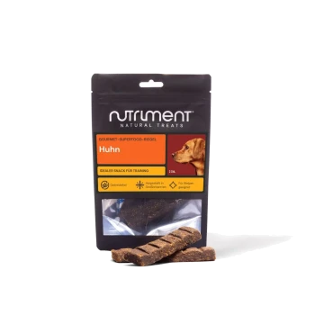 Schwarze Nutriment Natural Treats-Tüte mit Aufschrift 'Huhn' (Hähnchen), Hunde-Kopf-Abbildung und zwei braunen Trainingsriegeln vorne.