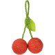 Jouet pour animal en forme de cerise avec corde rouge, tige en corde verte et boucle suspendue en feutre.