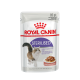 Pochette de nourriture pour chats Royal Canin Stérilisée, 85g, avec un graphique de chat duveteux et des croquettes dans une sauce, avec un texte multilingue sur la nutrition.