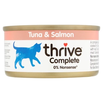 Une boîte de nourriture pour chats Thrive Complete au goût Thon & Saumon, avec une silhouette de chat bleue et le texte "0% Nonsense."